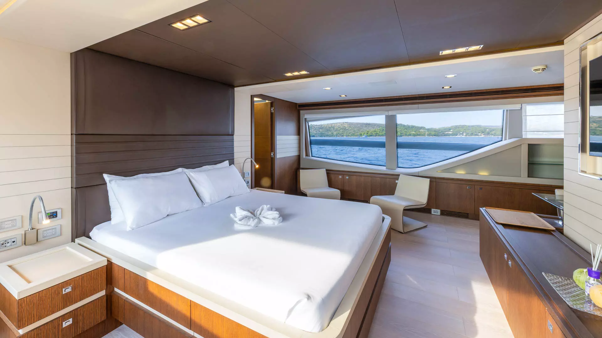 32-Morning-Star-Master-cabin_.jpg