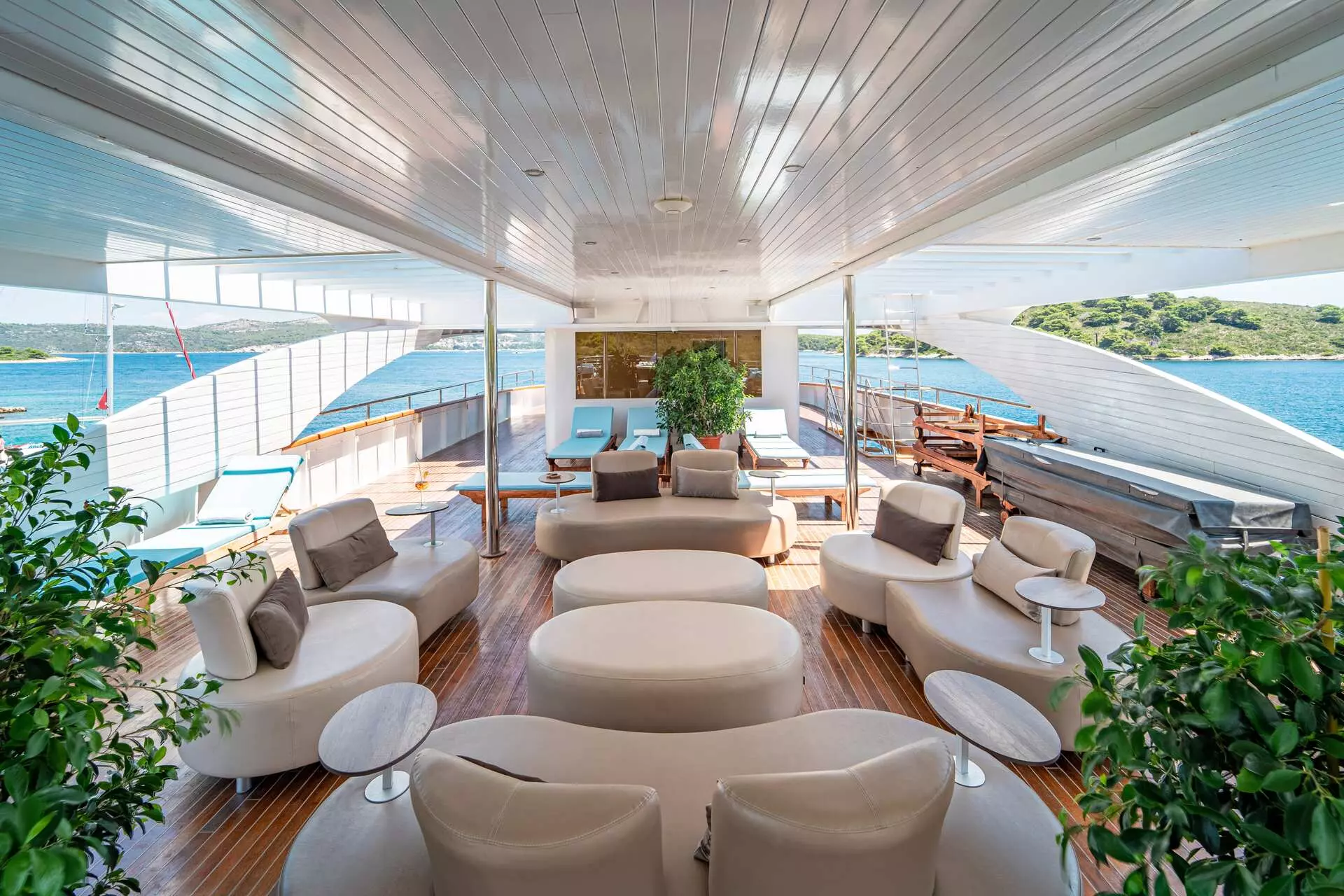 23 .RIVA Lounge area - Sun deck.jpg