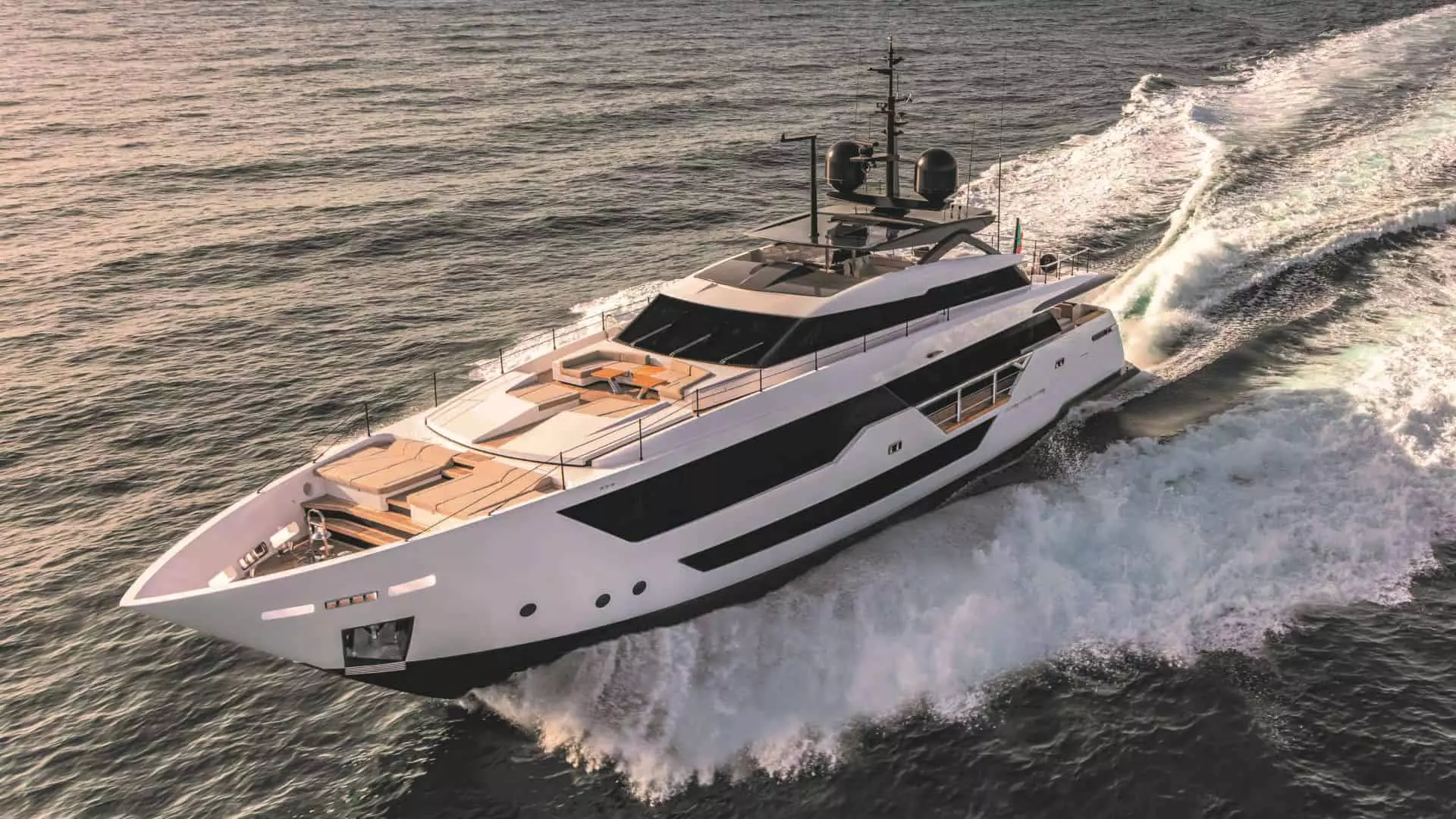 Luxury yacht Custom Line 106 cruising