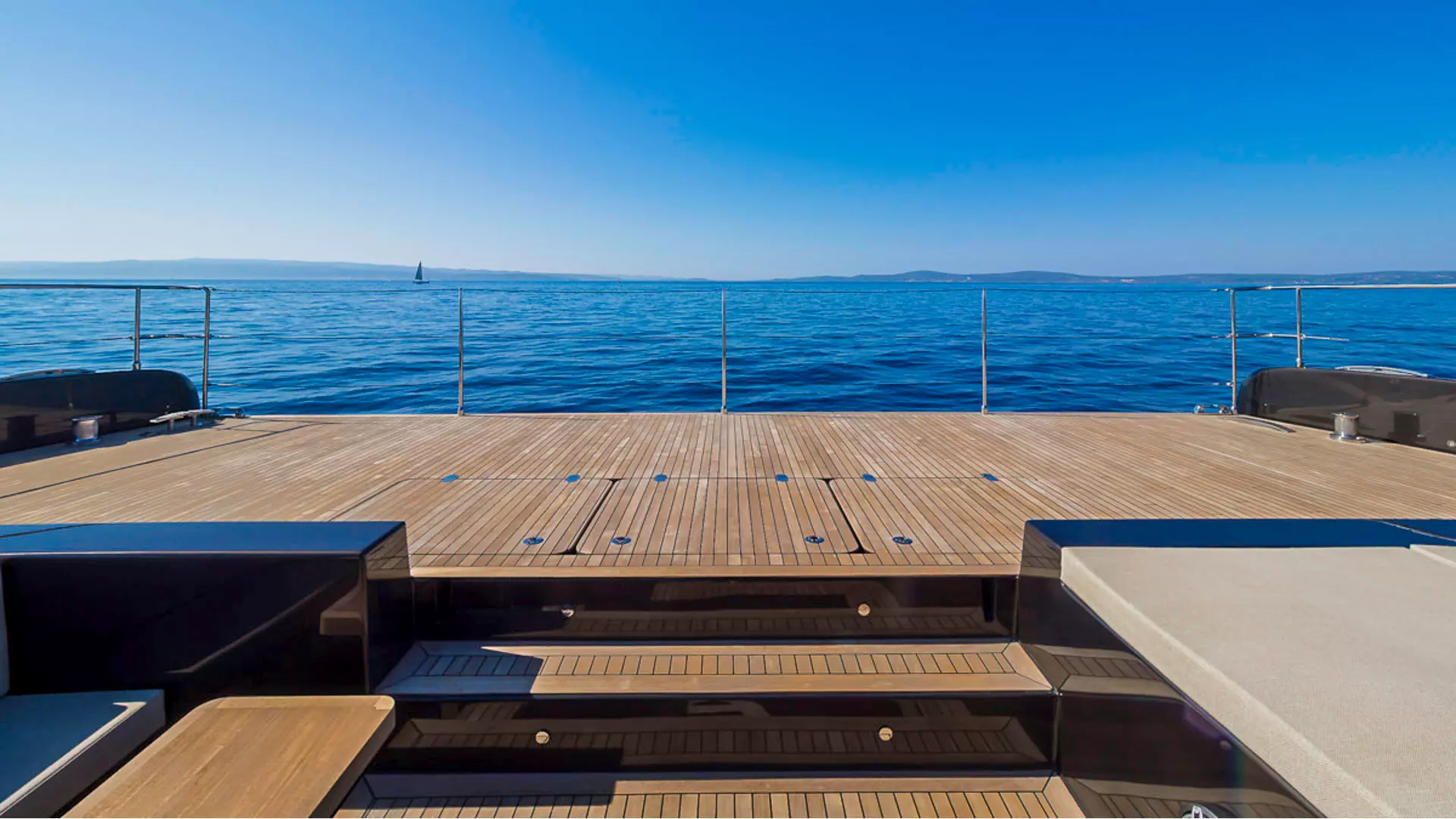 10-Sunreef-70-power-foredeck-steps.JPG