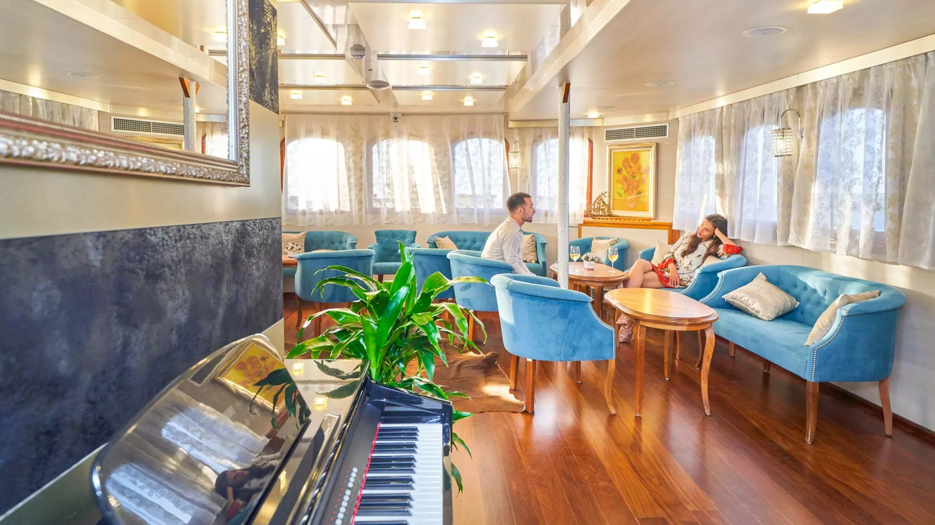 Casablanca-saloon-piano.jpg