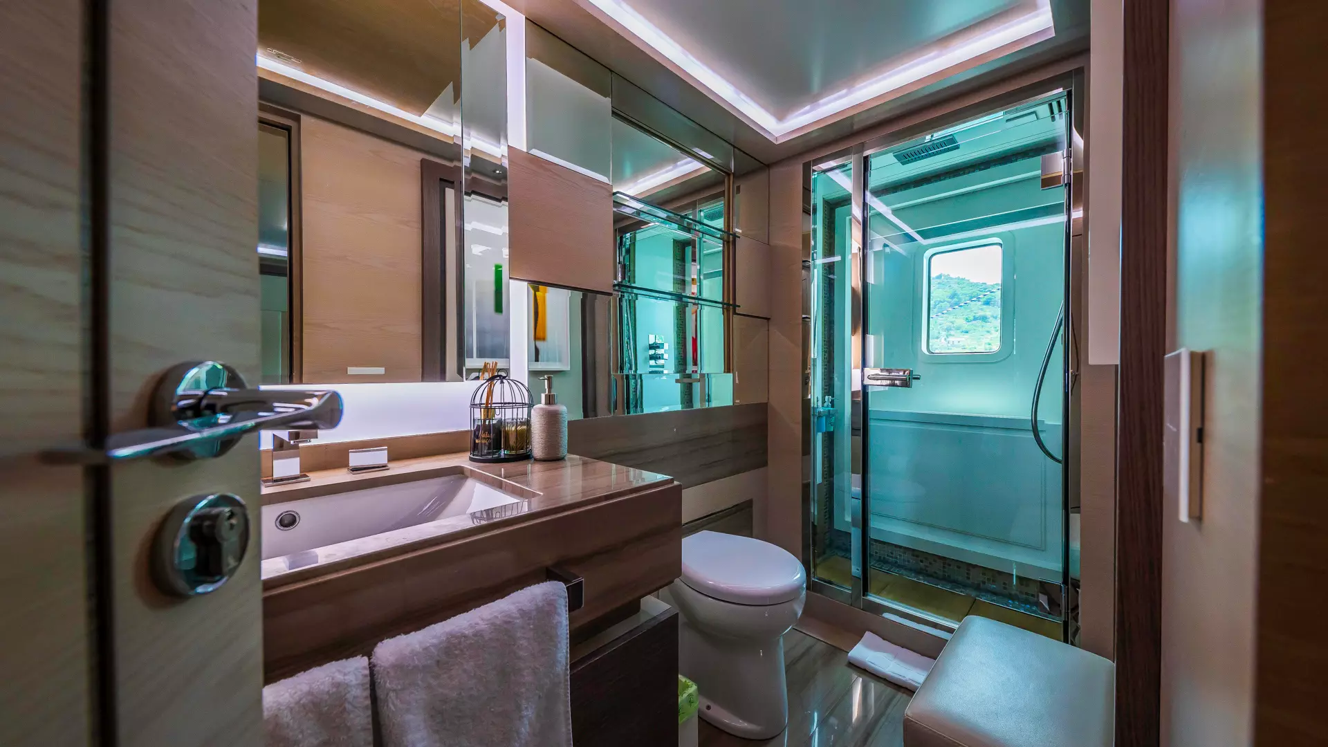 26-Ocean-Drive-Master-bathroom.jpg _ _.JPG