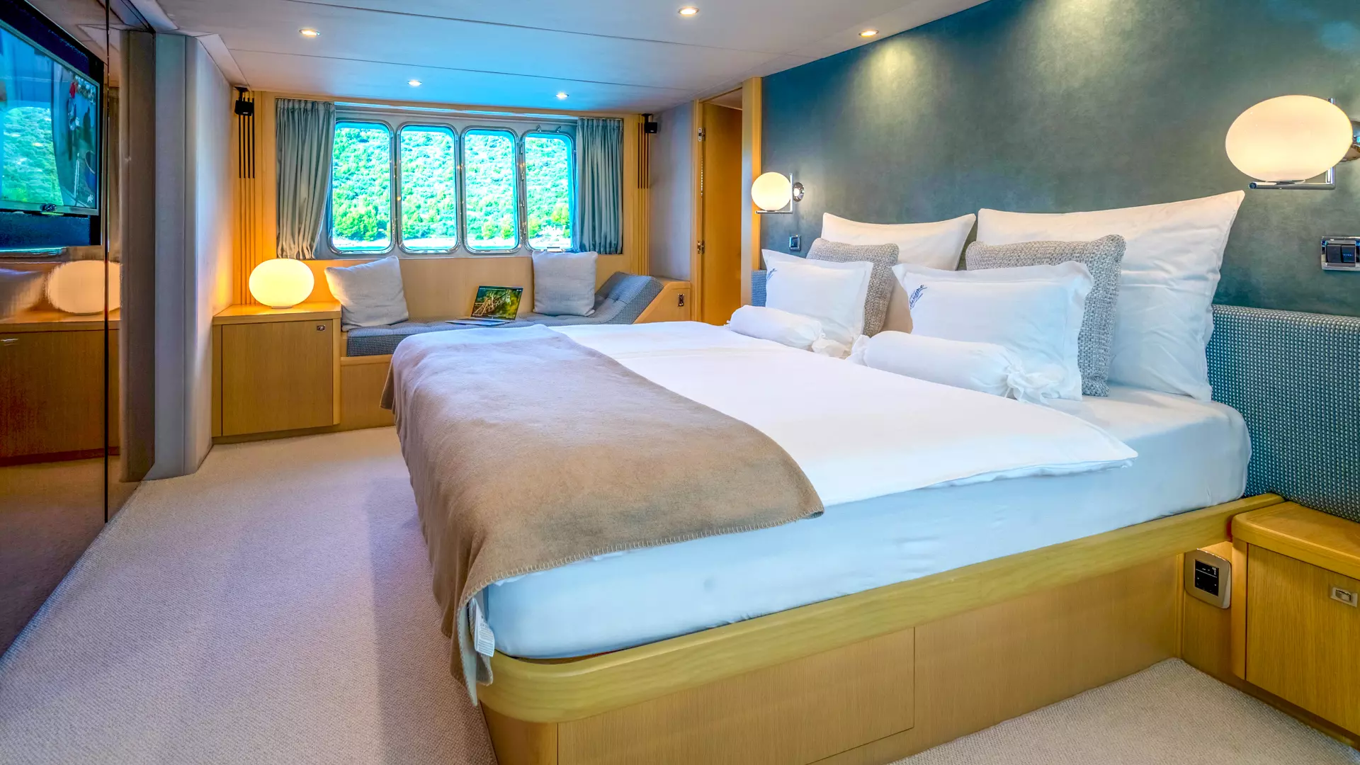 17-INSIEME-Master-cabin_.jpg