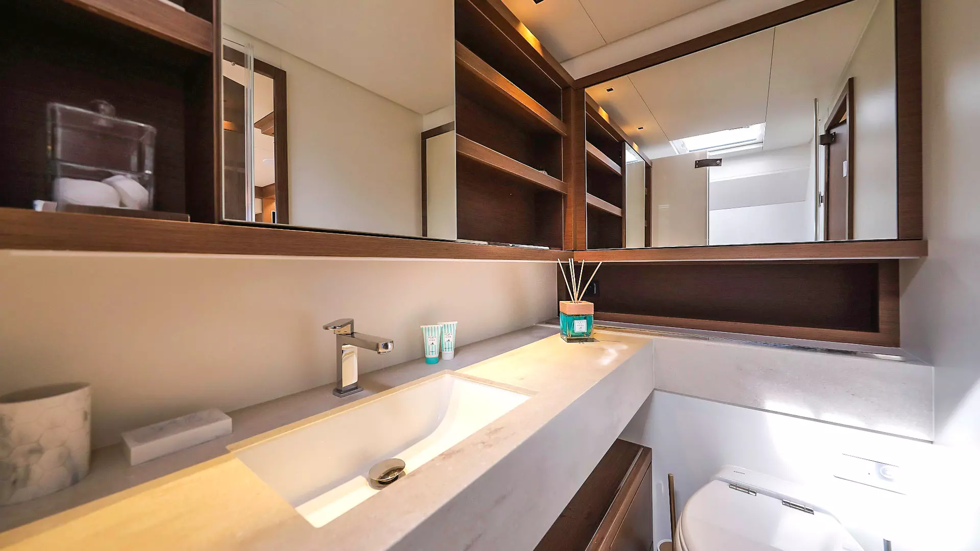 26-Lagoon-Sixty-7-VIP-toilet _ _.JPG