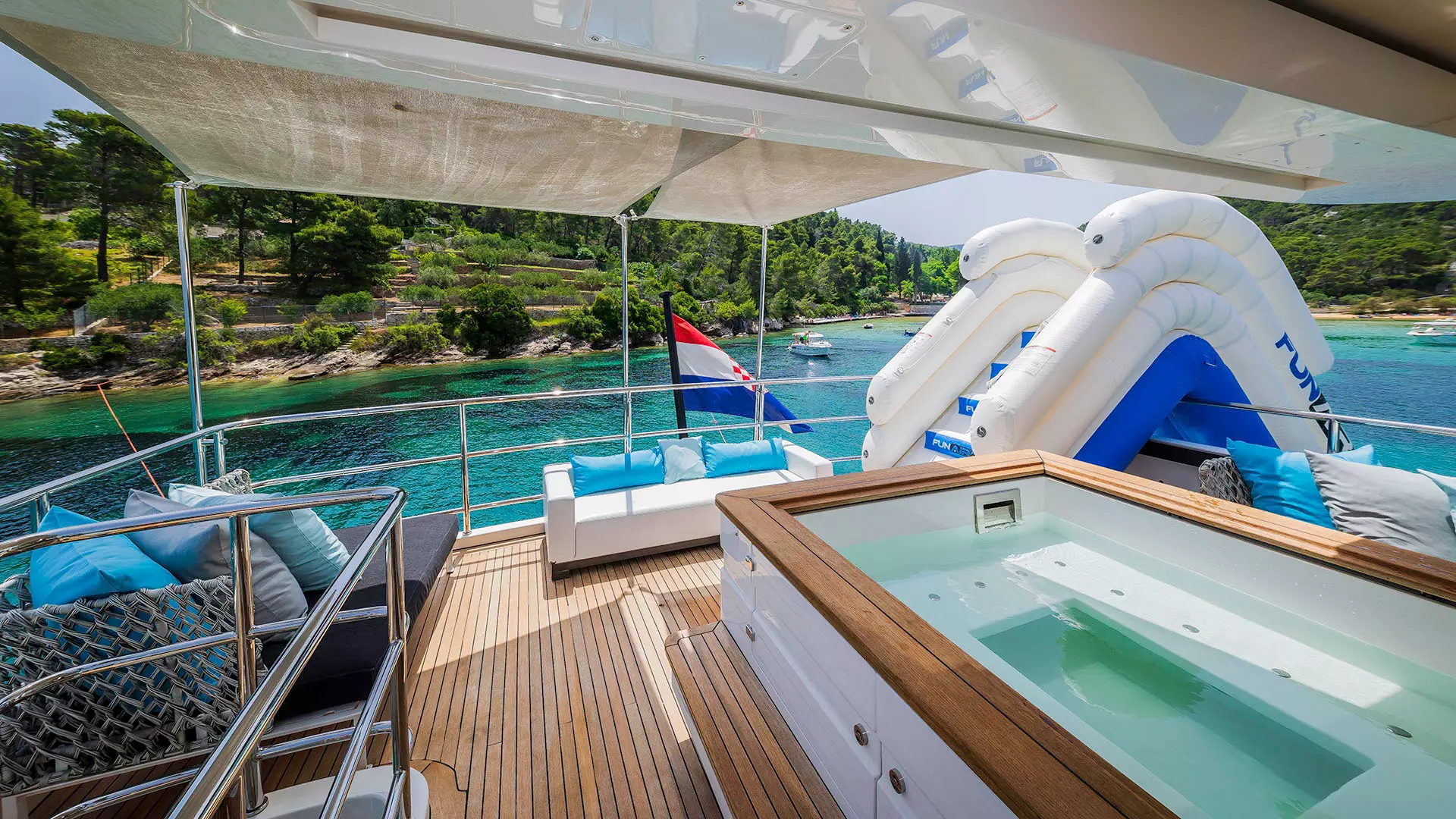 14-Ocean-Drive-flybridge-jacuzzi.jpg _ _.JPG
