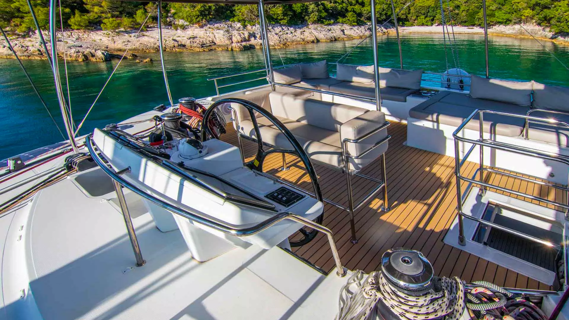 20-Lagoon-560-S2-flybridge-view.JPG