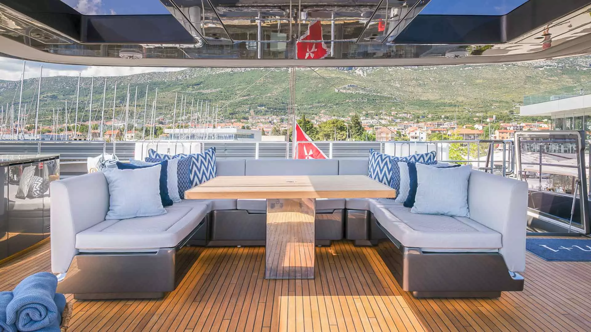 Sunreef 70 Eco Sunreef 70 Eco flybridge aft.jpg