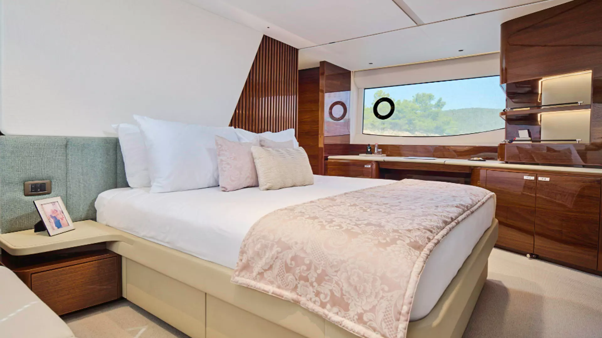 15-Elizabeth-Princess-Y72-Master-cabin.jpg