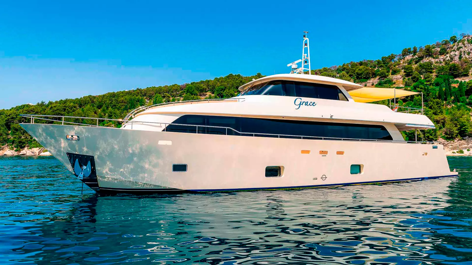 07-GRACEon-anchor-port-side.jpg