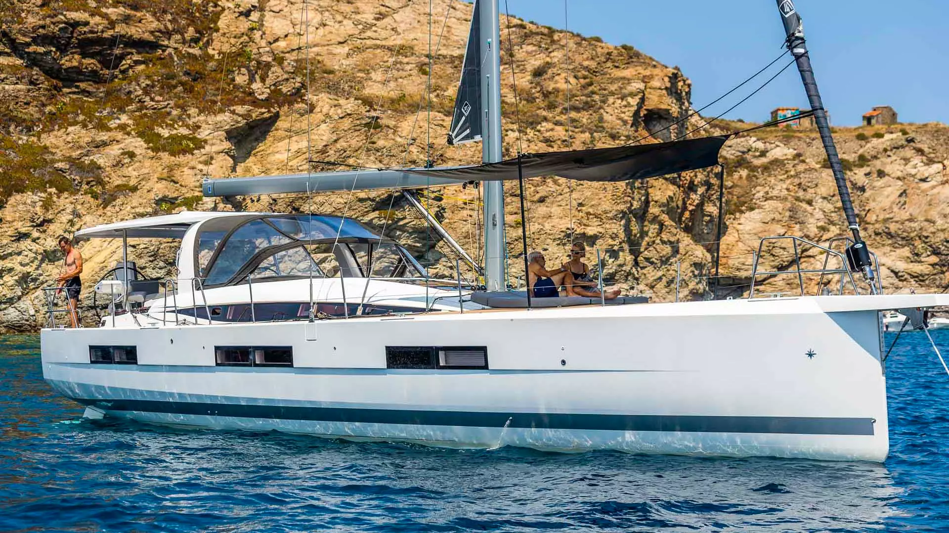 07-Jeanneau-60-side-view.jpg