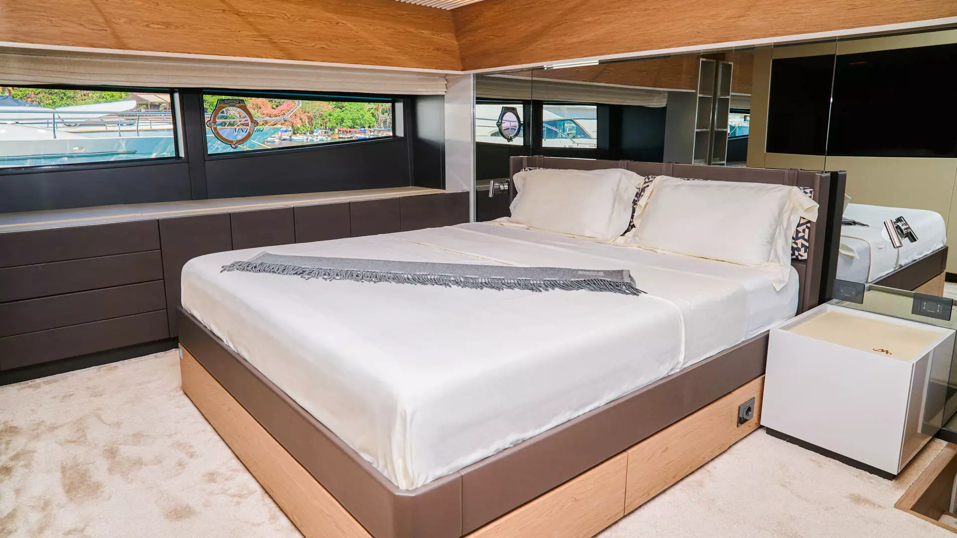 22-Madra-II-Master-cabin_.jpg