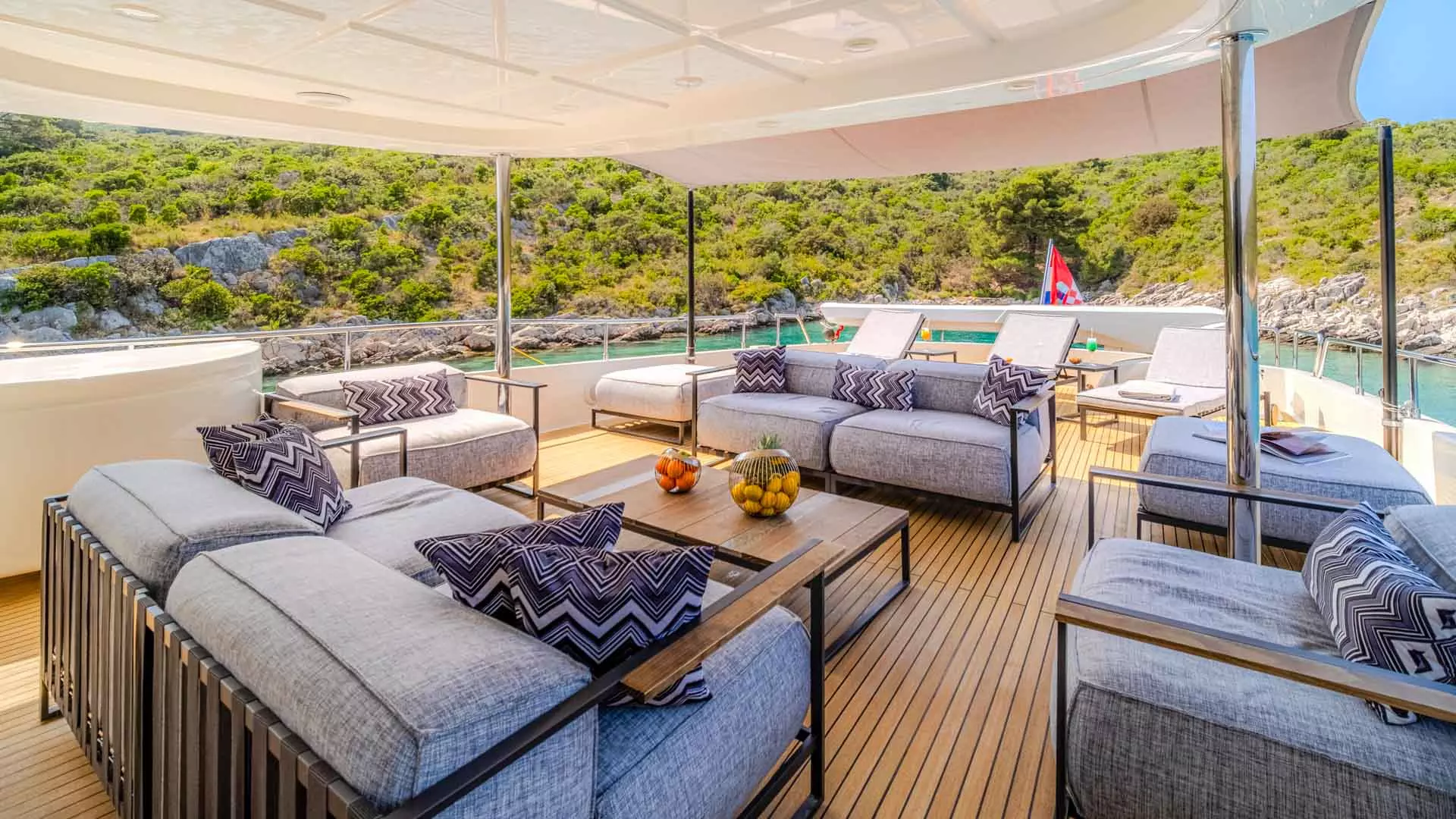 14-Klobuk-flybridge-lounge_.jpg