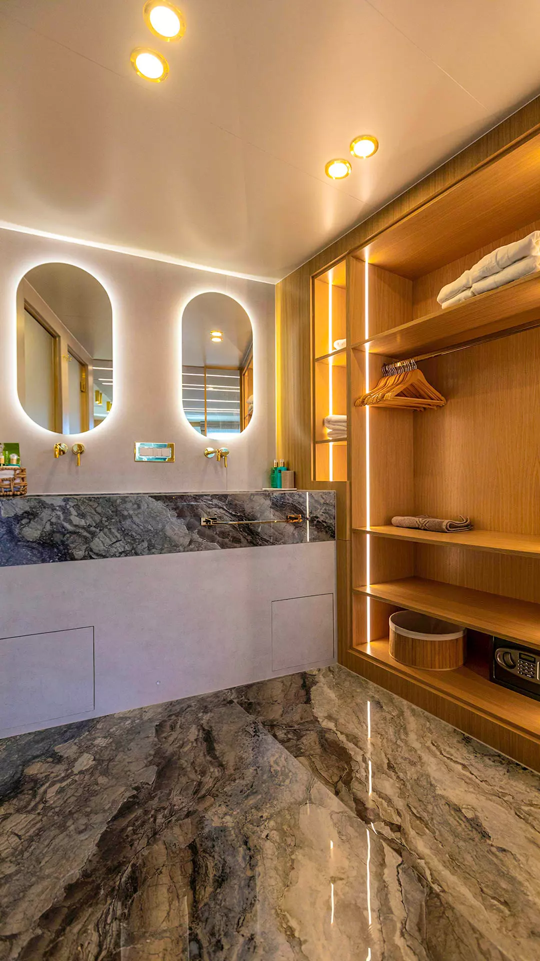 20-Scorpios-VIP-en-suite _ _.JPG