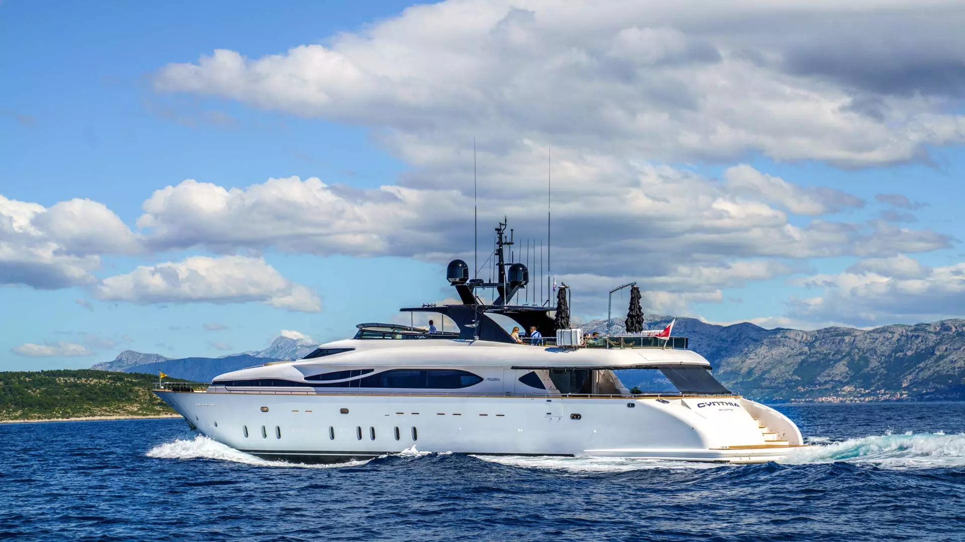 05-Cynthia-side-view_.jpg