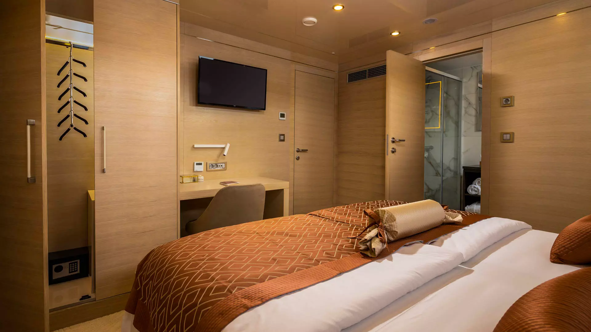 21-Love-story-Double-cabin.jpg