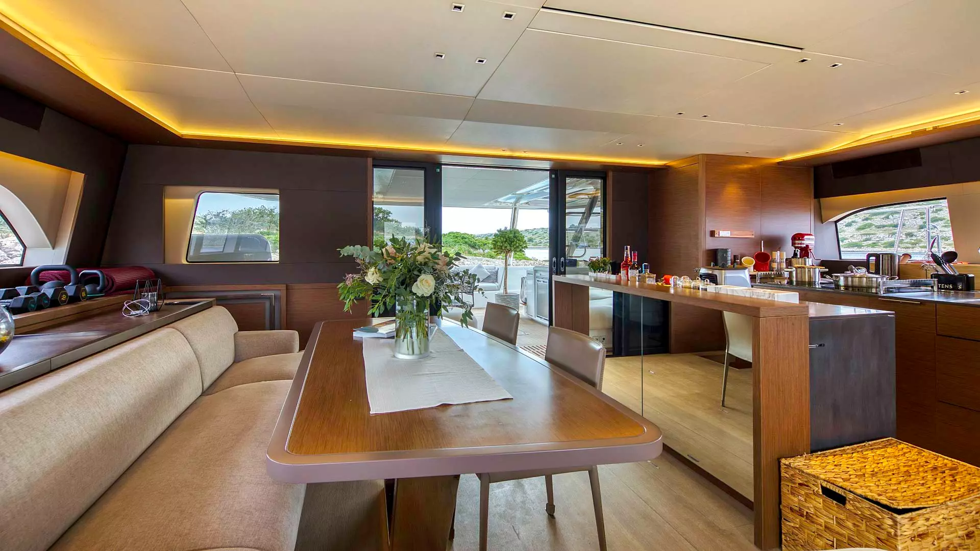 18-Lagoon-Sixty-7-salon-dining-table _ _.JPG