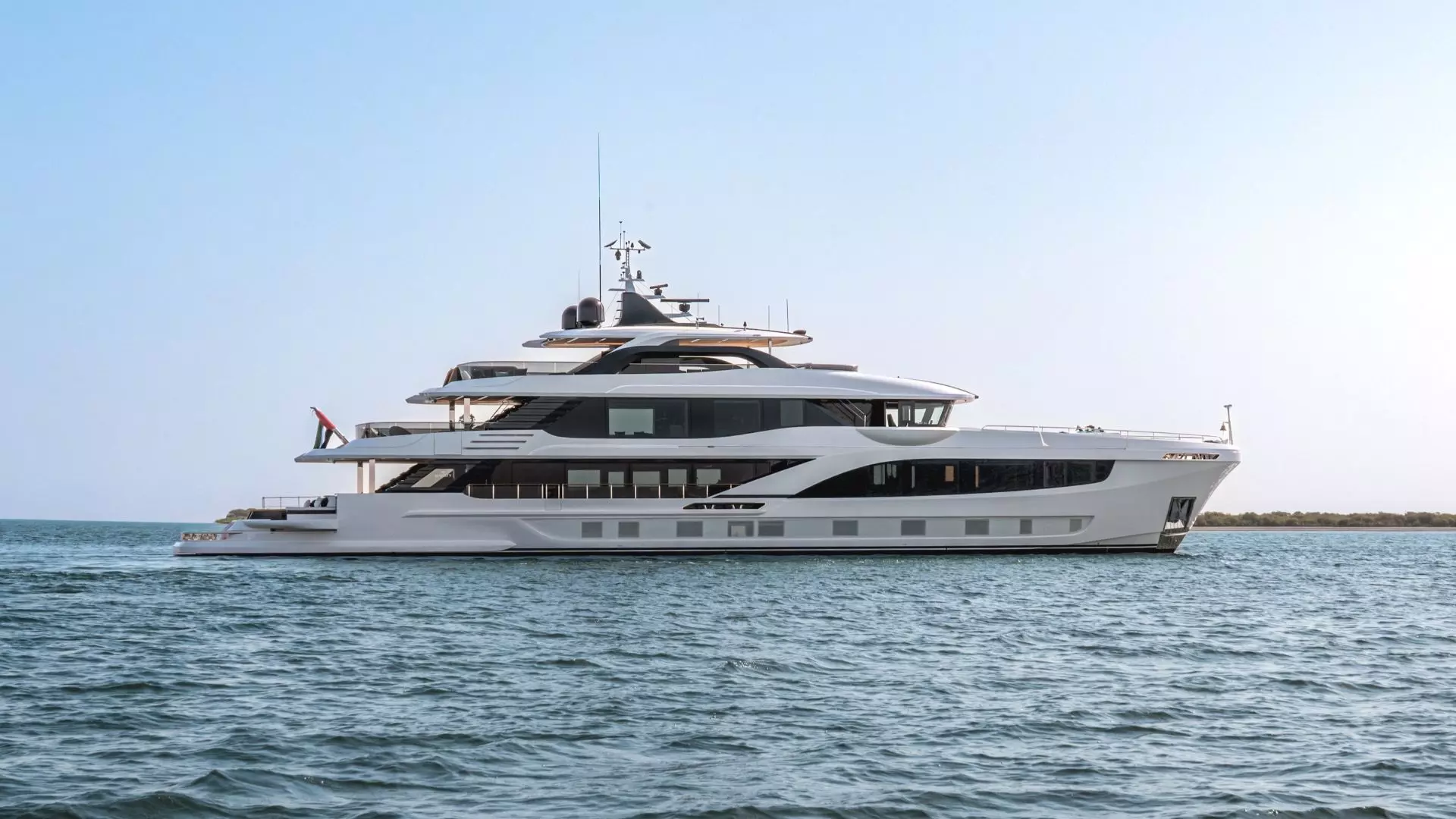 El Majesty 145 se estrena en el agua: seis camarotes y dos piscinas infinitas en un yate de más de 40 metros
