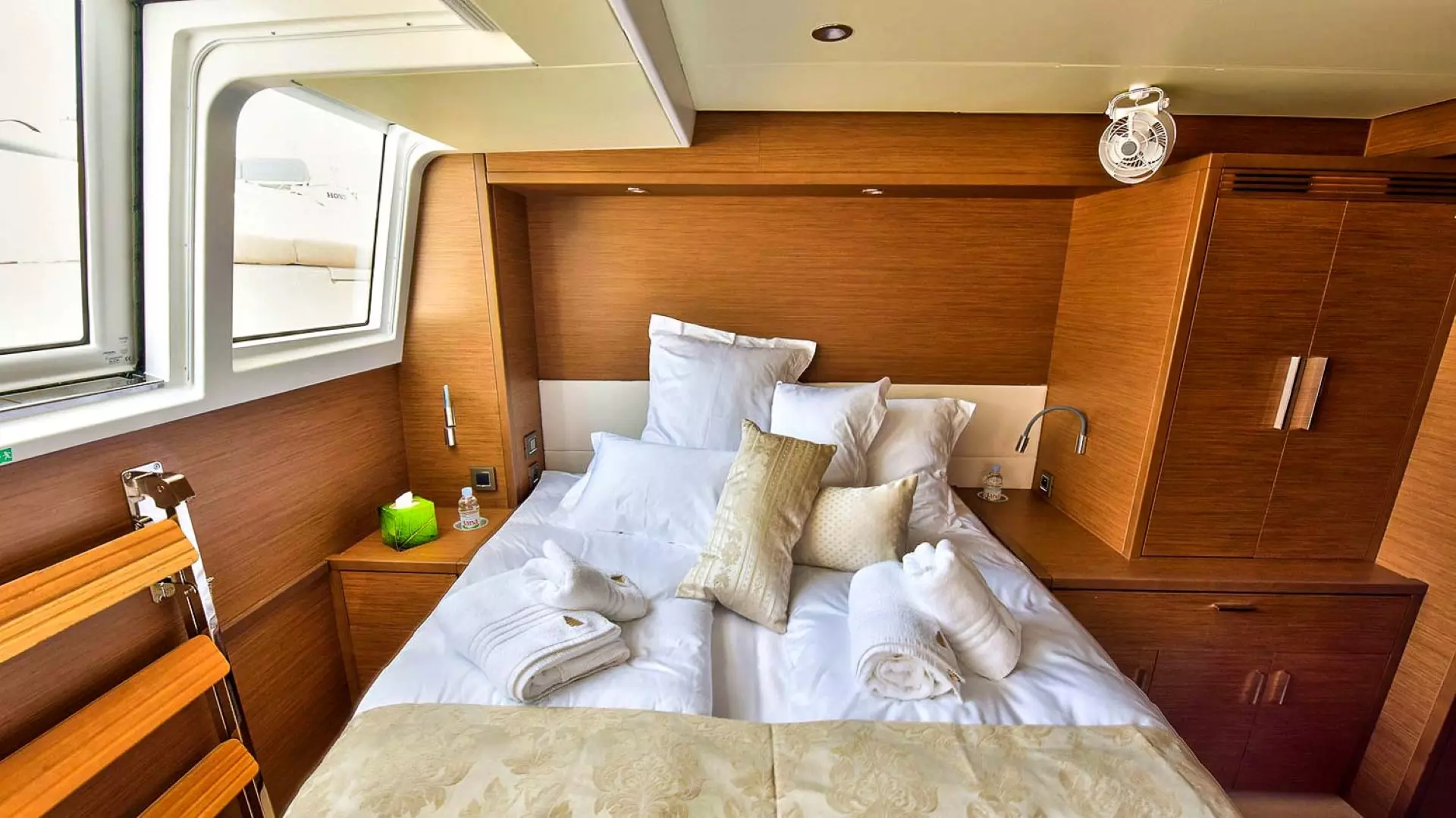 Lagoon-620-front-view-bed.jpg