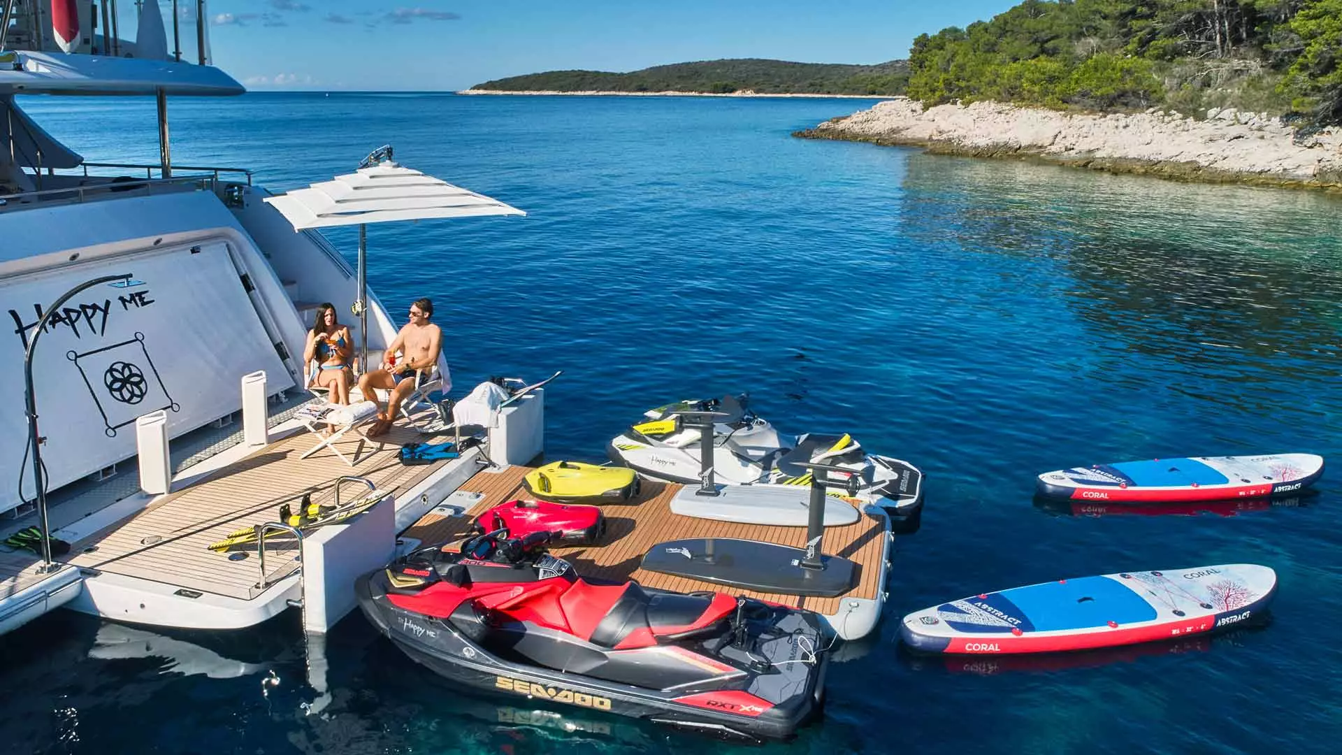 06-HAPPY-ME-beachclub-platform-and-watertoys.jpg