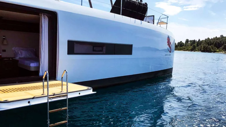 Hydraulic hull opening door
