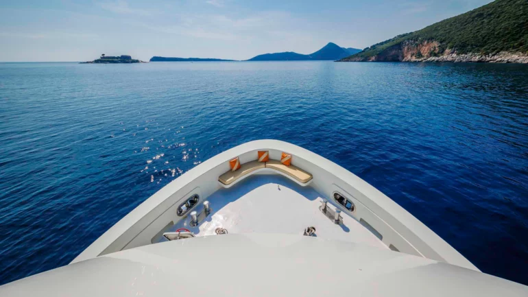 Upper edge of a yacht