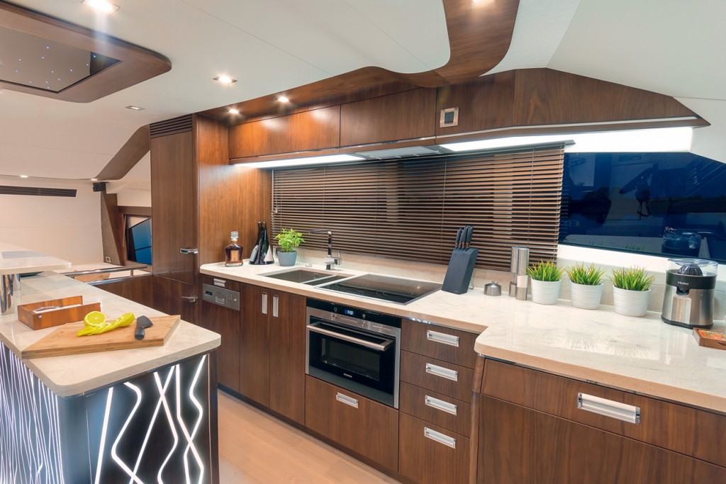 Galeon 660 fly - kitchen