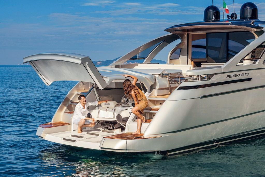 Pershing 70 - stern