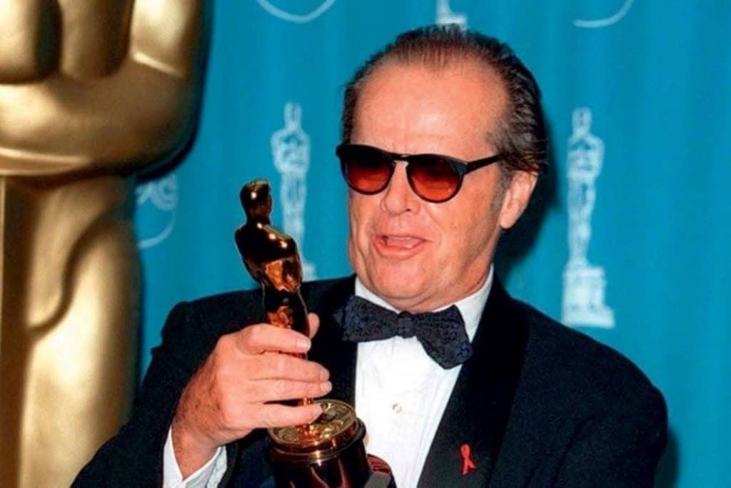 Thisi a photography of a Jack Nicholson holding Oscar