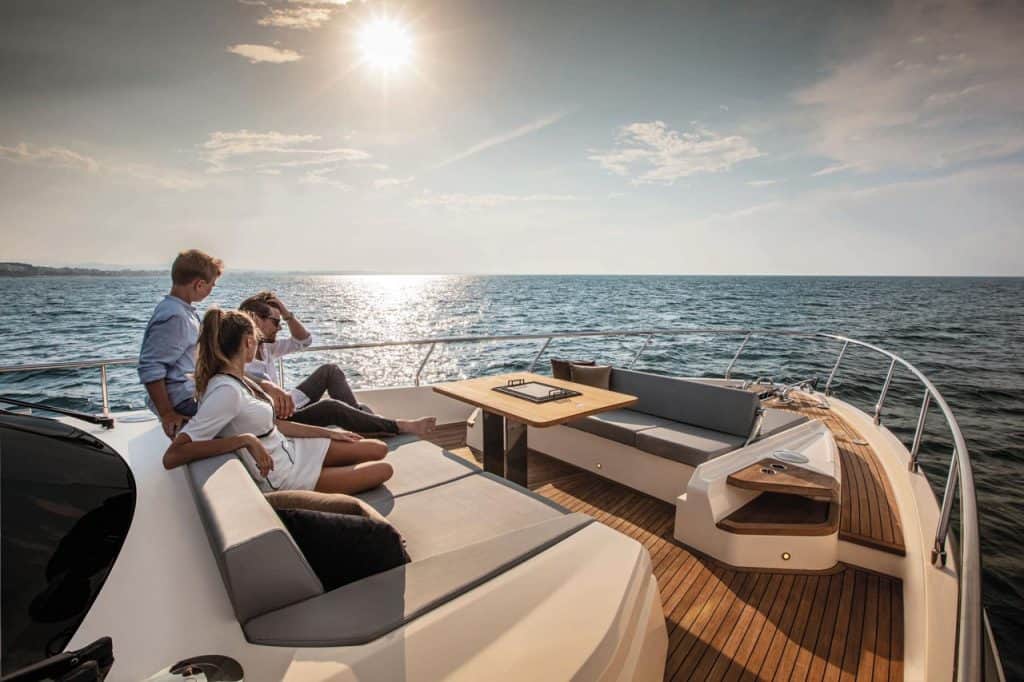 ferretti-yachts-najava-720-01