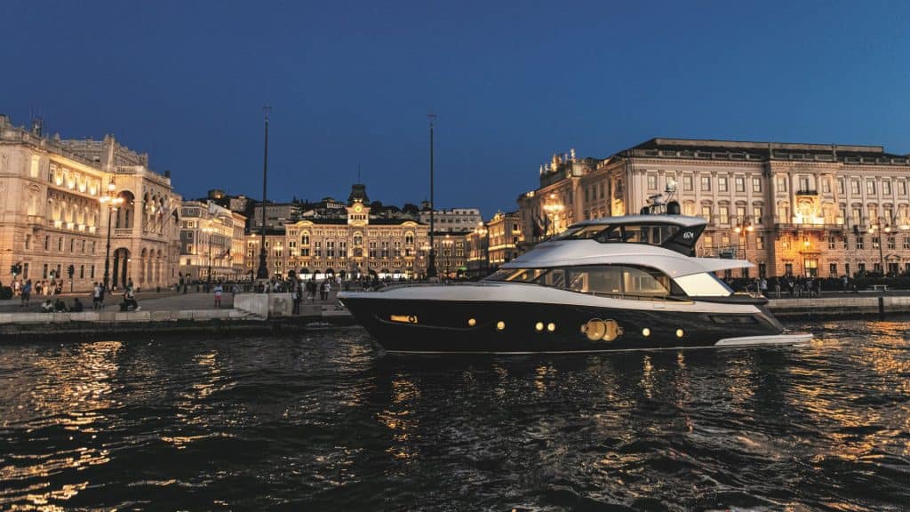 MCY 76 Skylounge Mooring 01