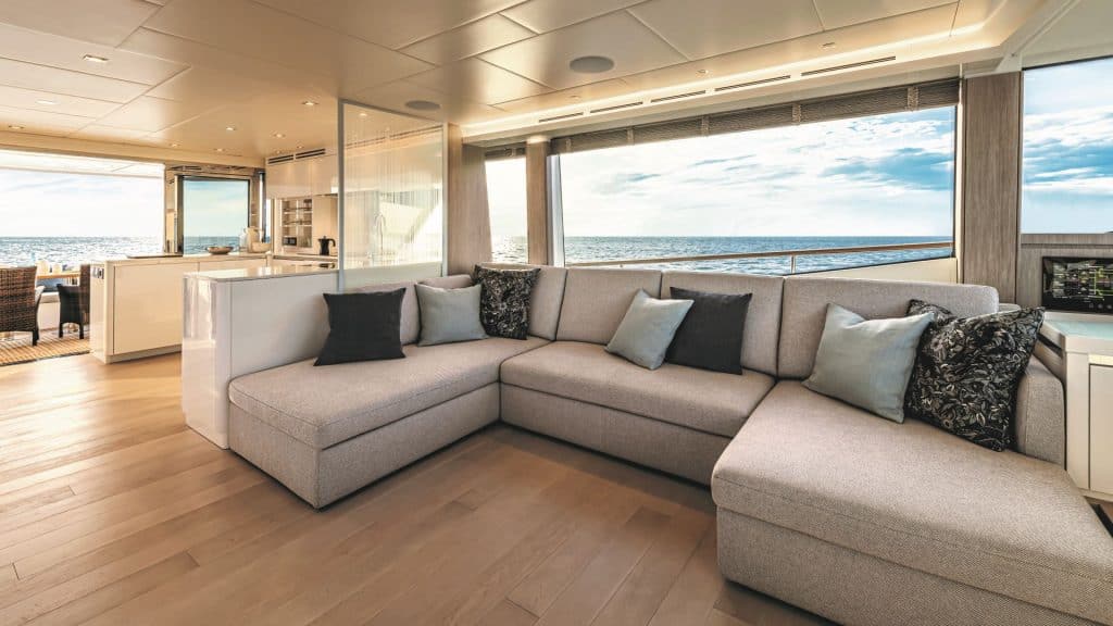 MCY Saloon 01