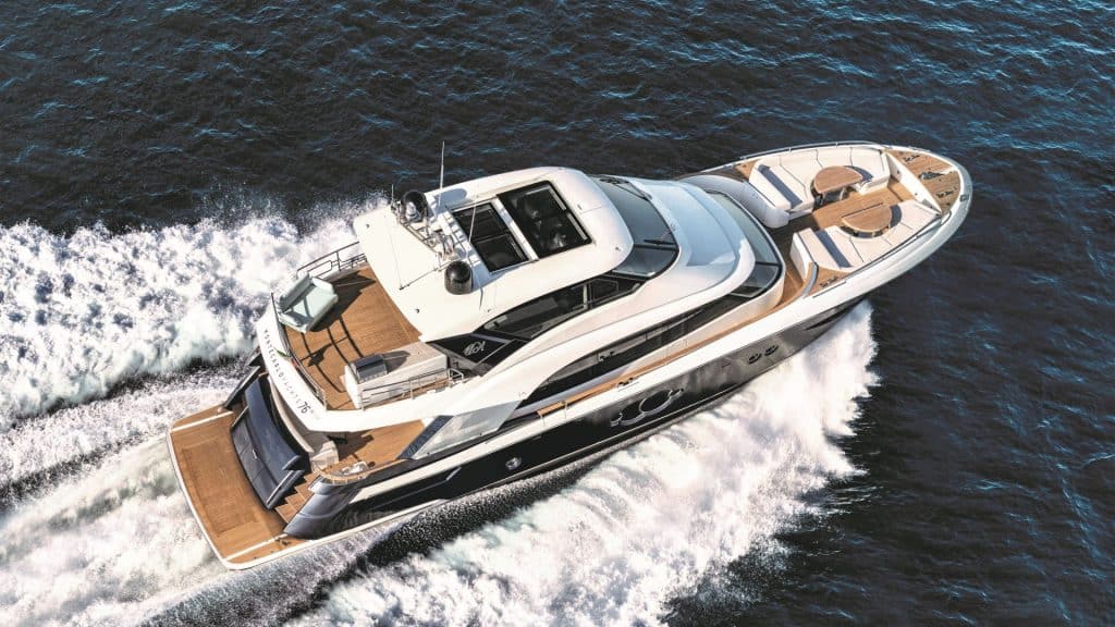 MCY 76 Skylounge Cruising 01