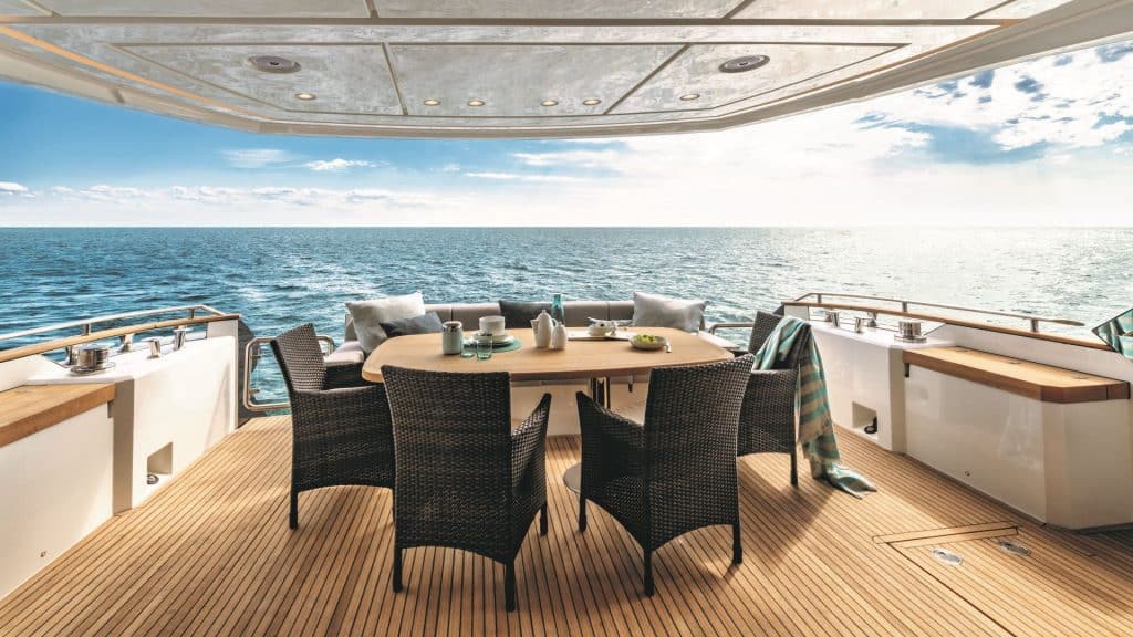 MCY76 Skylounge Aft Cockpit 01