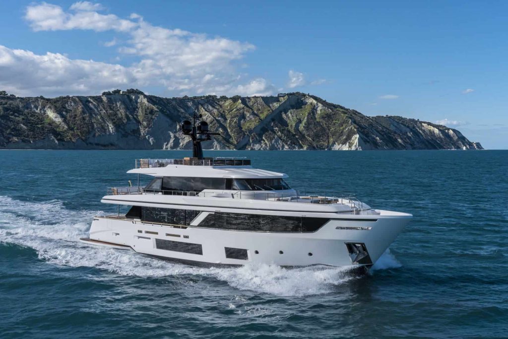 Custom Line Navetta 30 Cruising 01