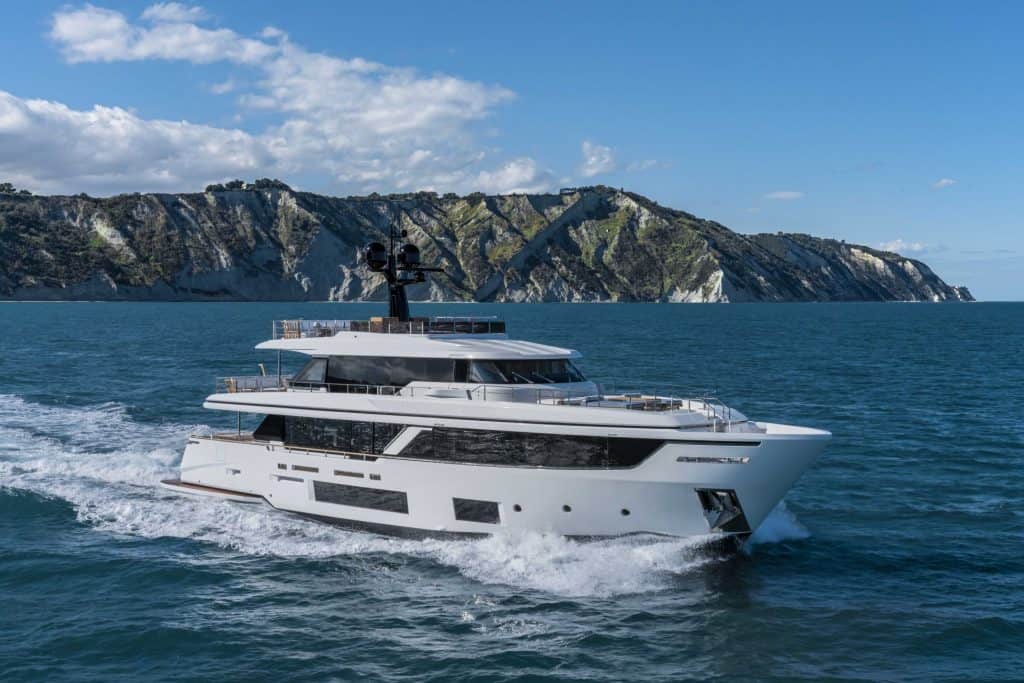 This is a photography of a Custom Line Navetta 30 Cruising 01