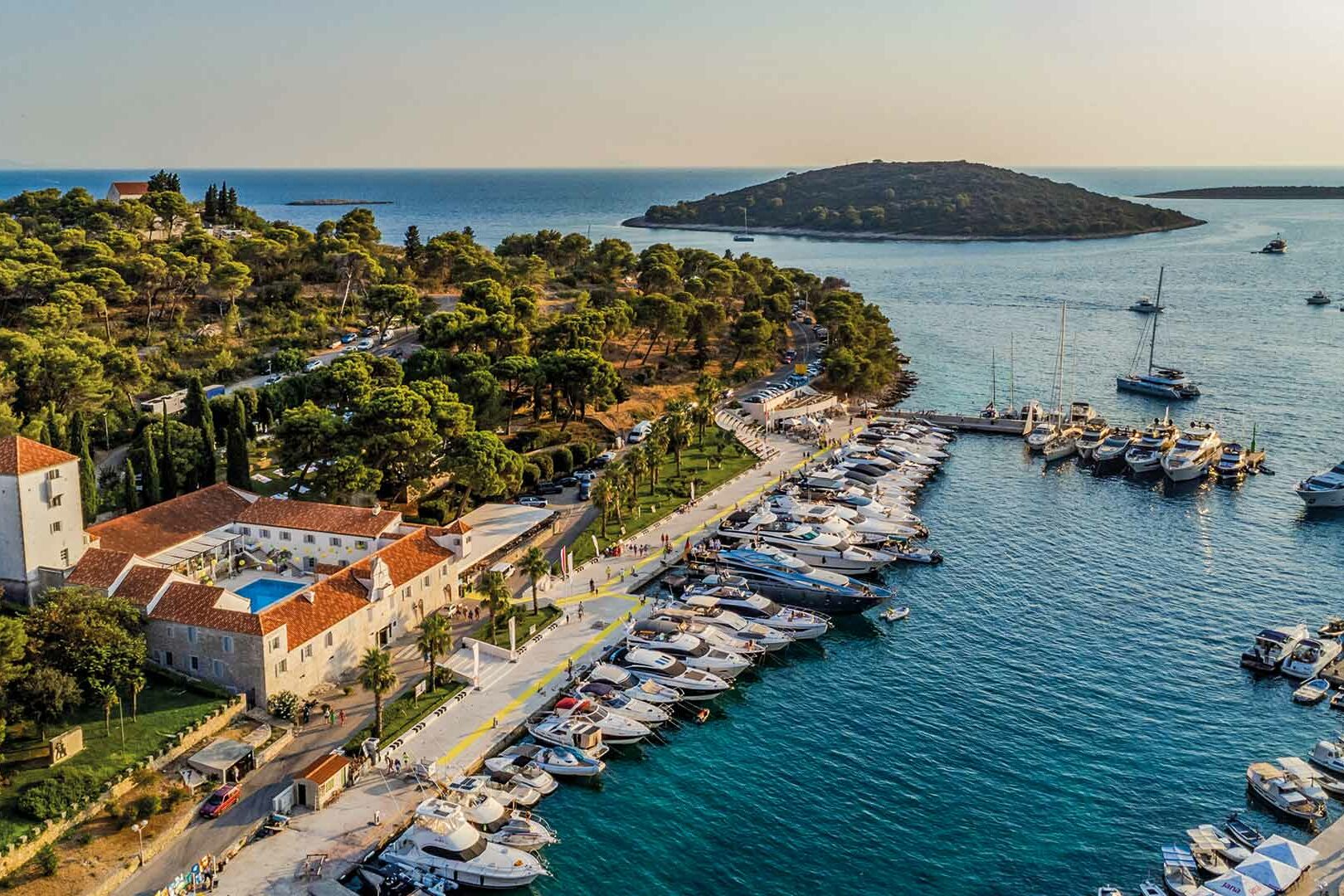 pogled na hotel i marinu martinis marchi na šolti