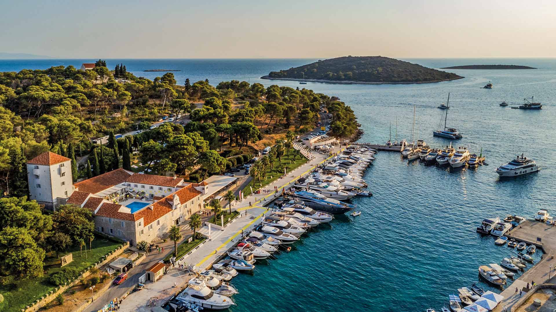 pogled na hotel i marinu martinis marchi na šolti