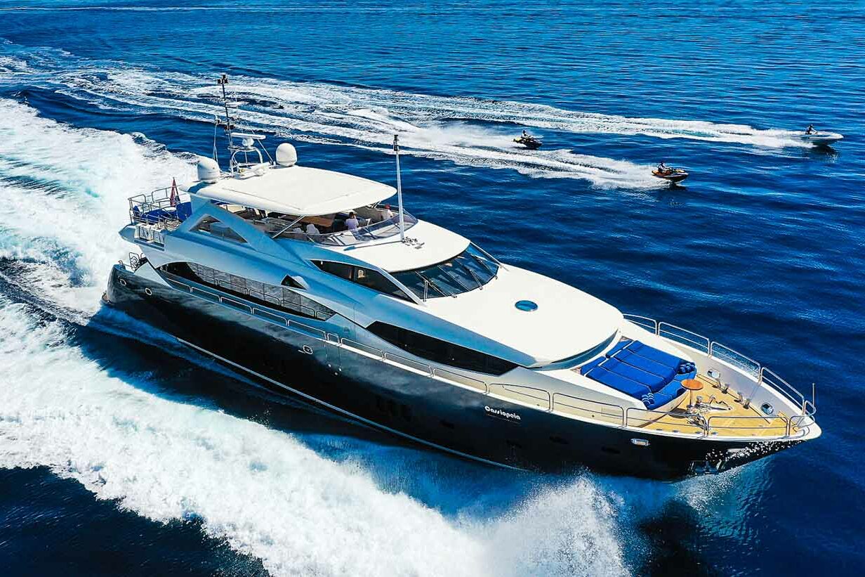 Luxury yacht Sunseeker 34 M Cassiopeia sea running