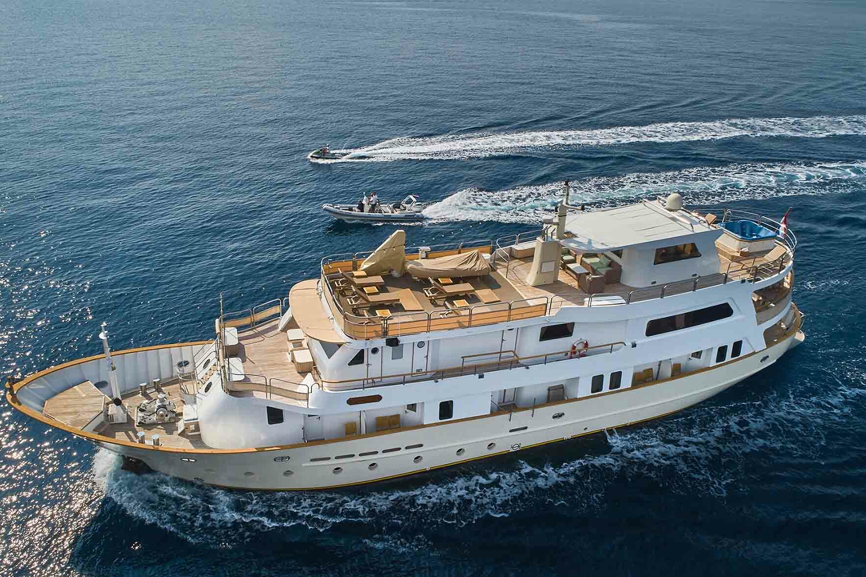 Luxury boutique yacht La Perla cruising