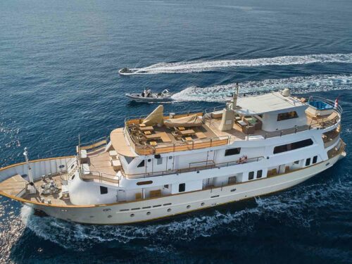 Luxury boutique yacht La Perla cruising