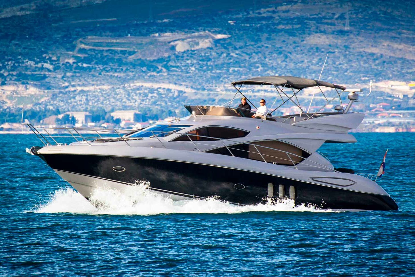 Motor boat Sunseeker Manhattan 52 running