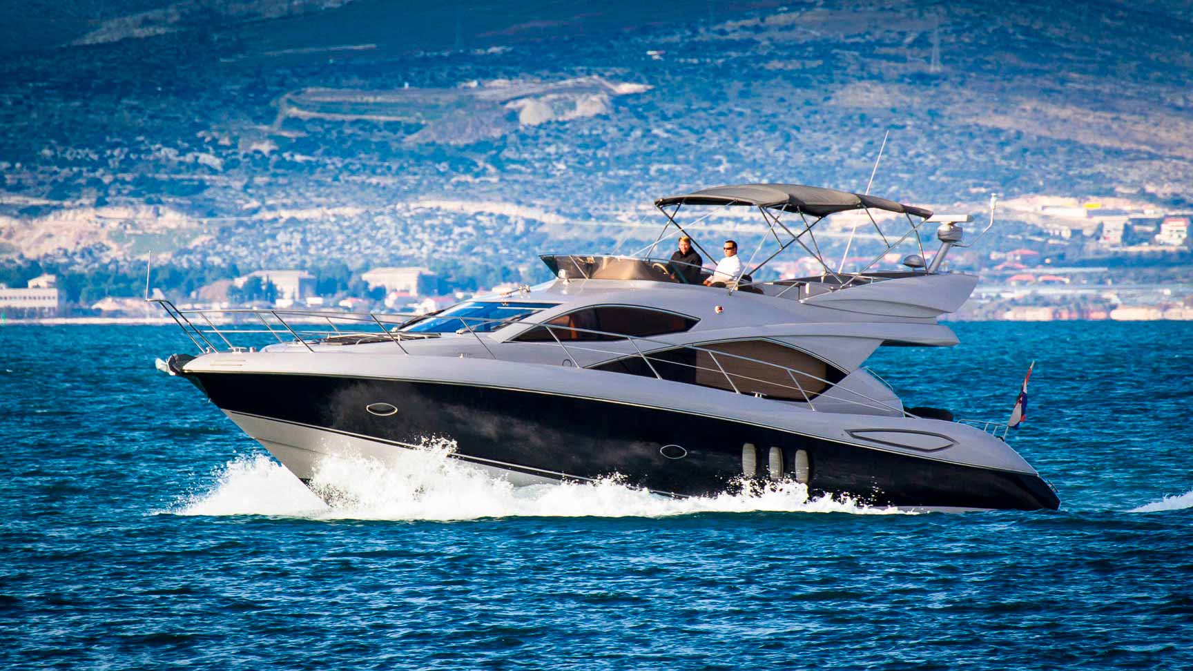 Motor boat Sunseeker Manhattan 52 running