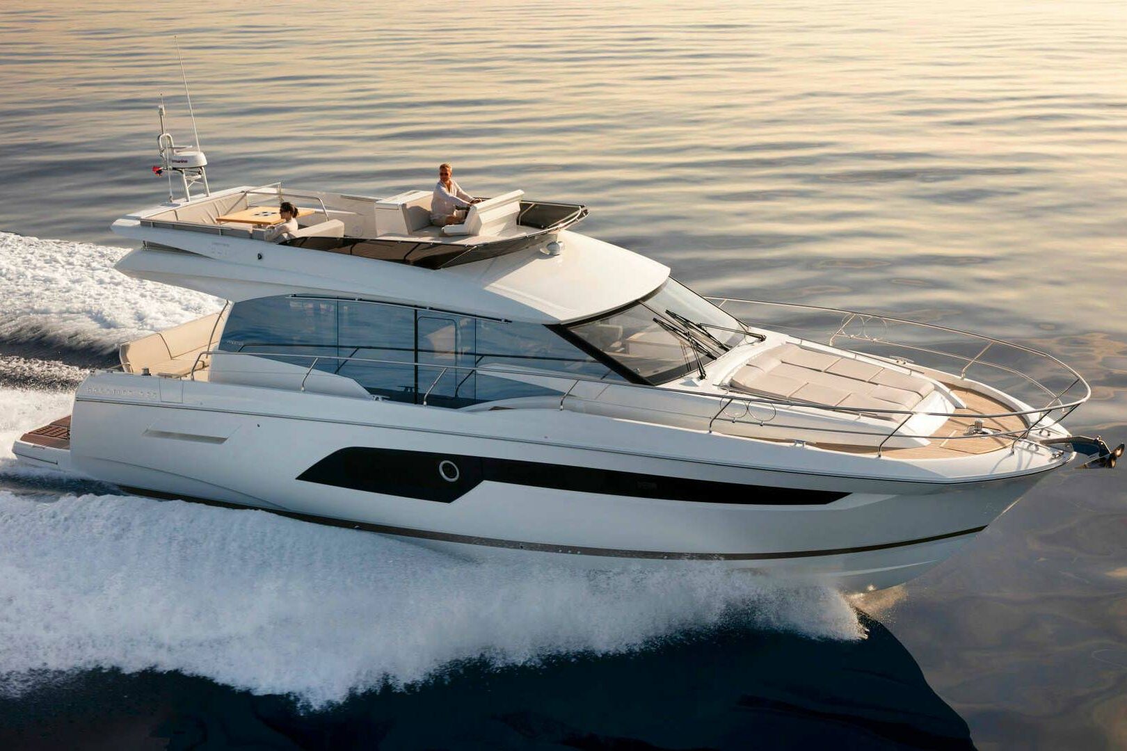 Motor boat Prestige 520 Fly running