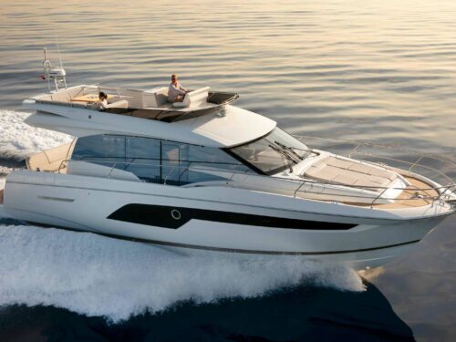 Motor boat Prestige 520 Fly running