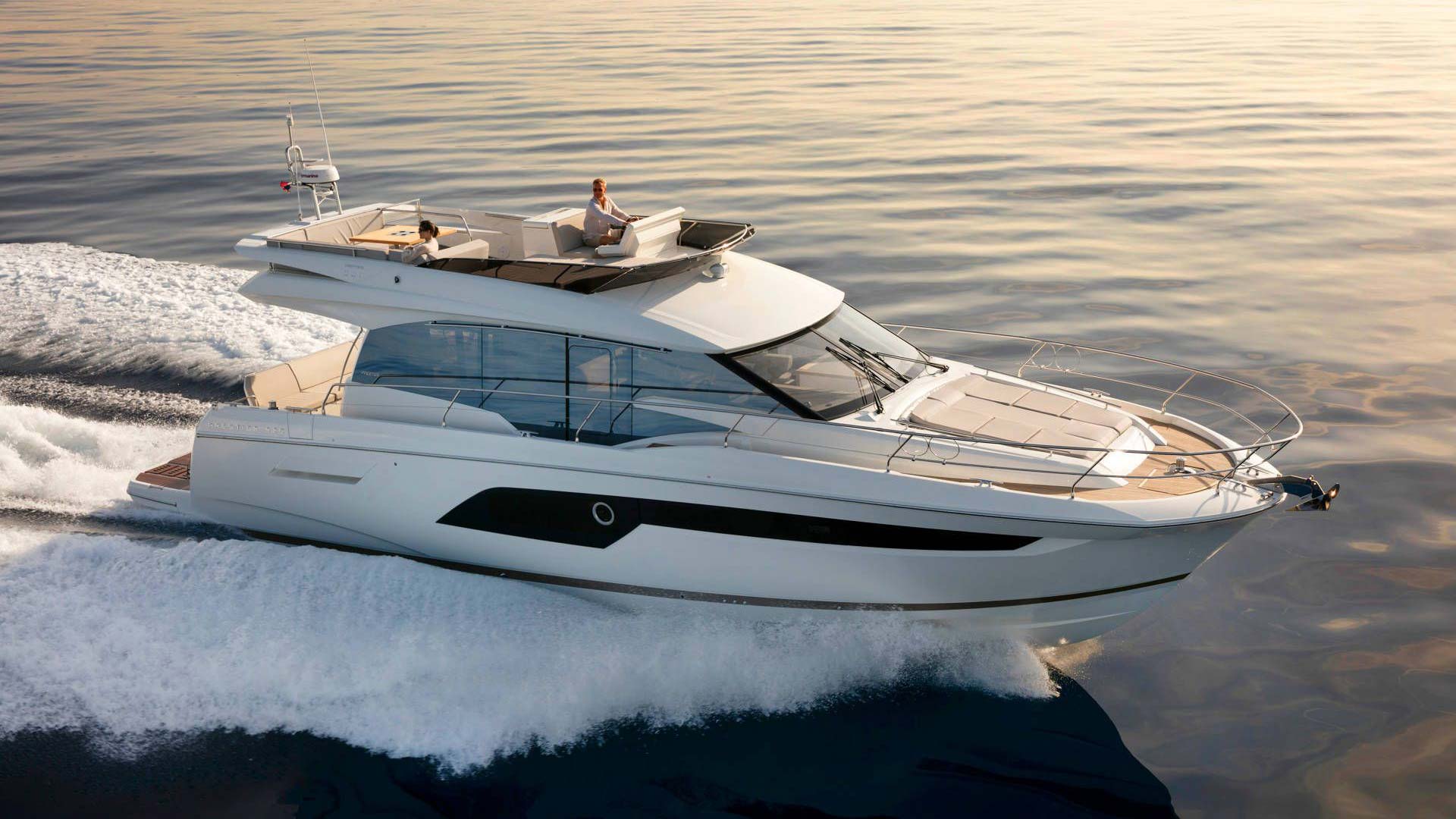 Motor boat Prestige 520 Fly running