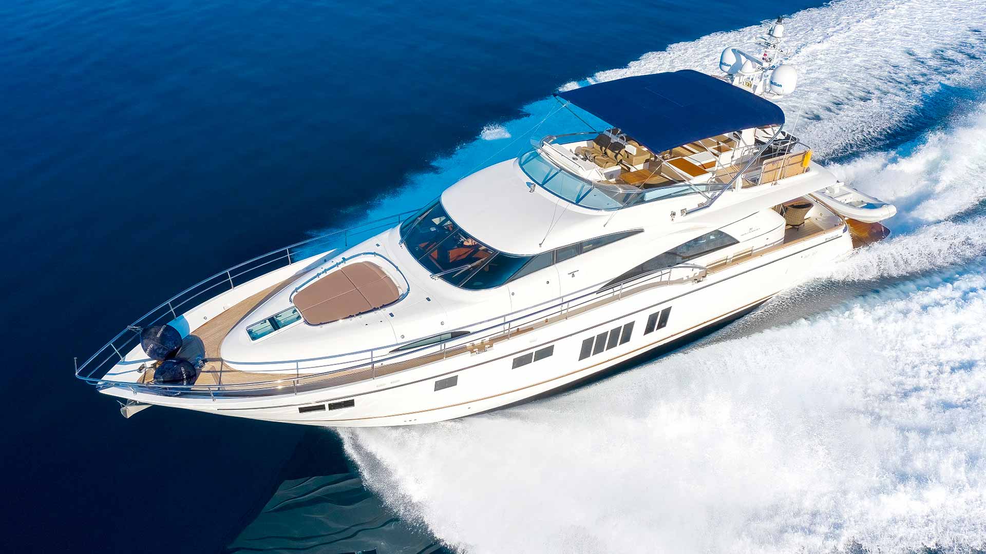 Luxury yacht Fairline Squadron 78 Schatzi running