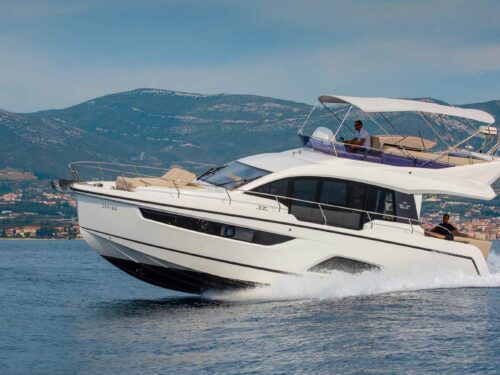 Motor boat Sealine F430 running