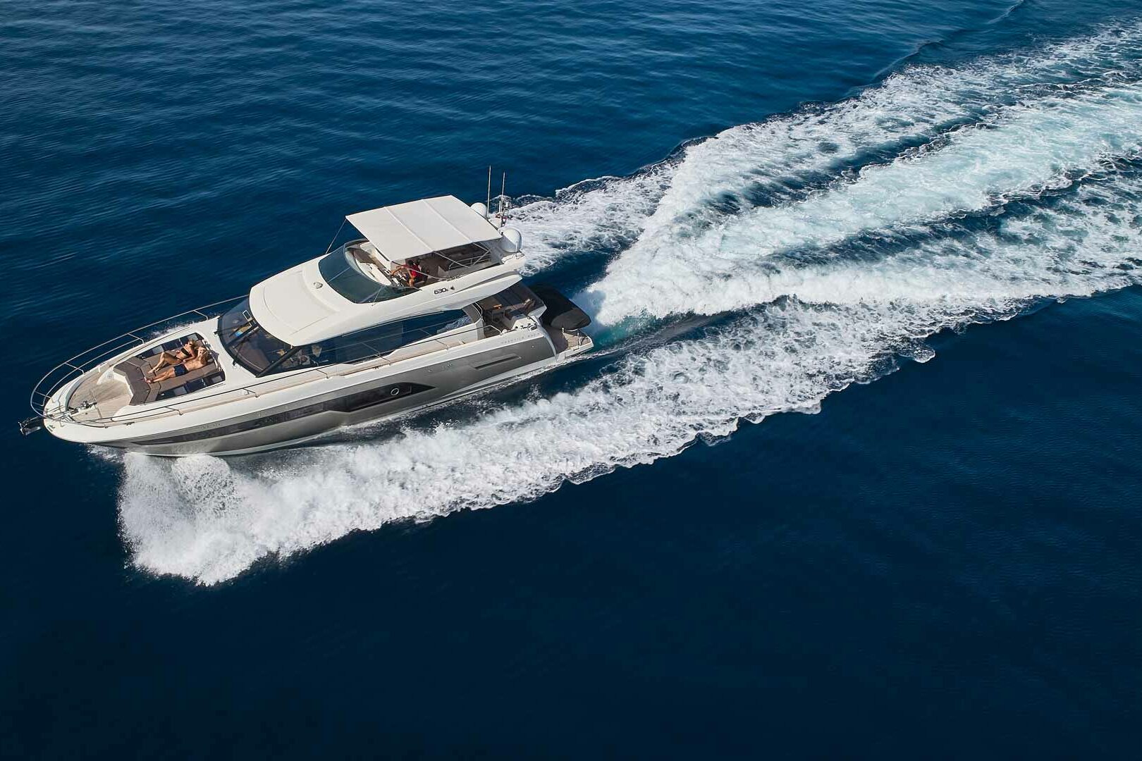 Luxury yacht Prestige 630S Simull cruising