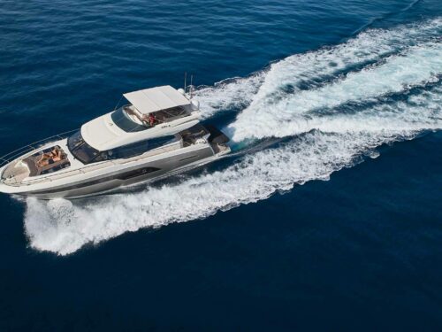 Luxury yacht Prestige 630S Simull cruising