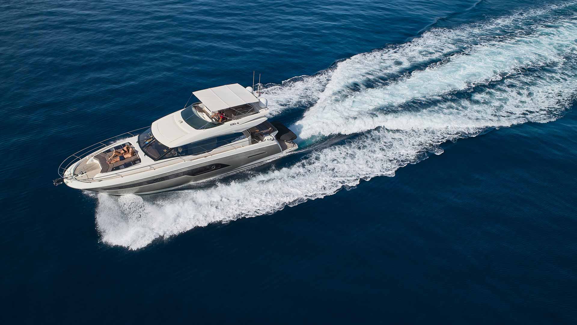 Luxury yacht Prestige 630S Simull cruising